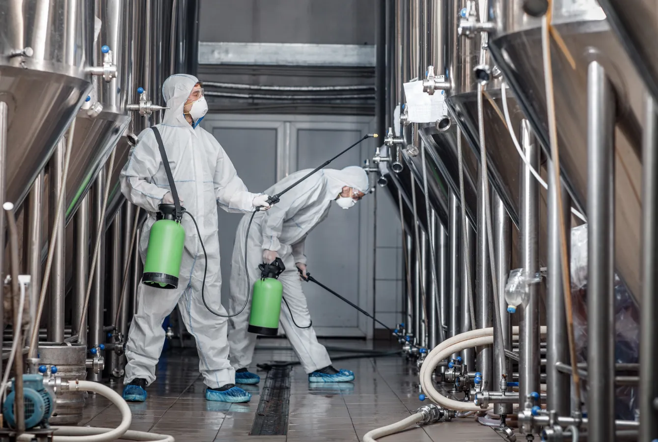 Tecnico Fra.Mar durante intervento di disinfestazioni industriali 