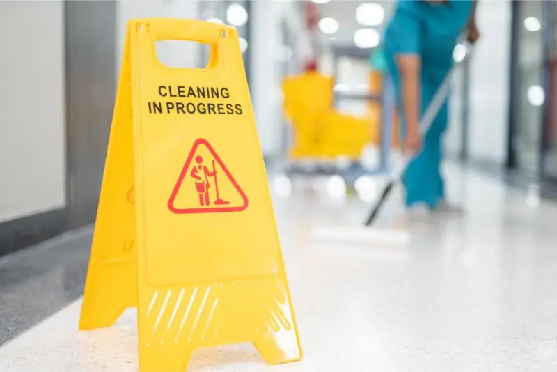 Cartello avvertenza sanificazione ambientale in corso 