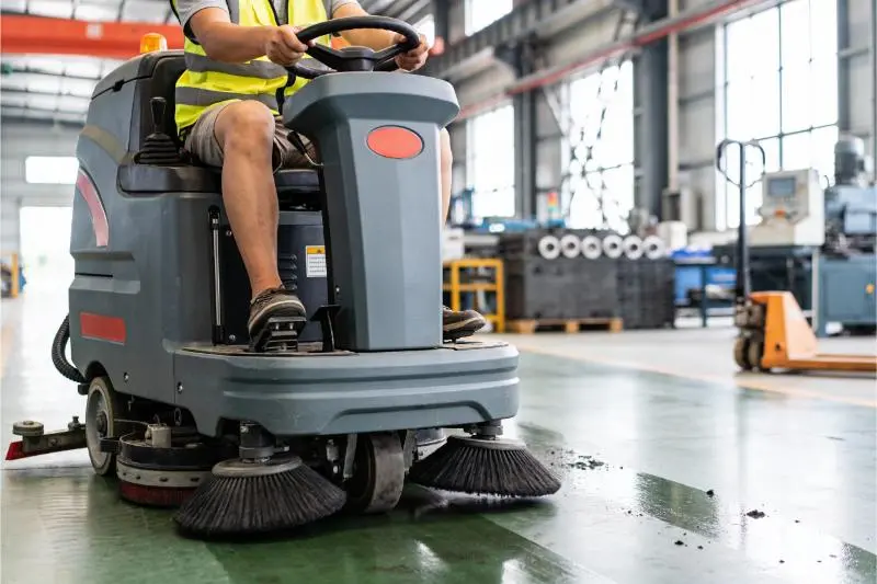 Pulizie e sanificazioni ambientali in officine con macchinari professionali