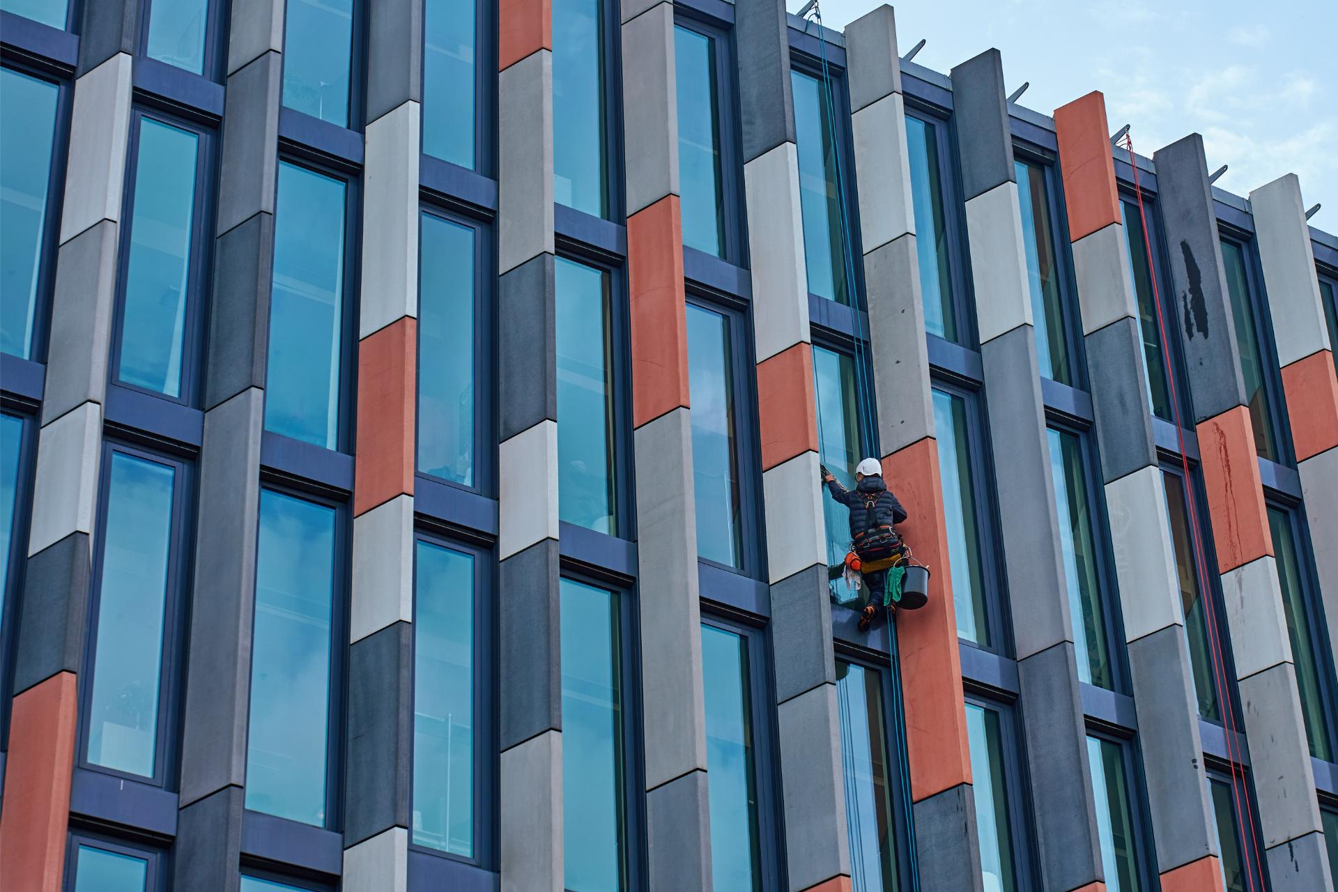 Tecnico specializzato che si occupa di pulizie ad alta quota per aziende